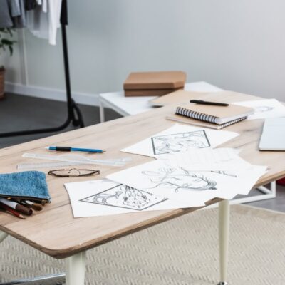 Na biurku z laptopem i notatkami znajdują się składane stelaże do stołu.