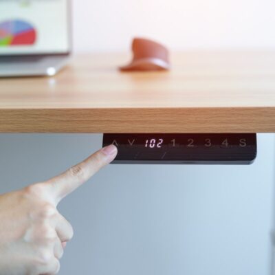 Panel sterujący do regulacji wysokości w nowoczesnych stelażach do biurek open space.