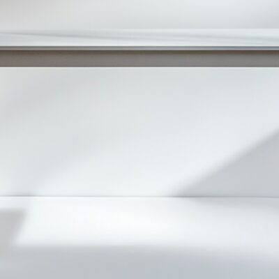 Biały stół o prostym designie pokazujący stelaze do stolow.