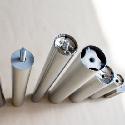 Stelaże metalowe do stołu widziane z góry.