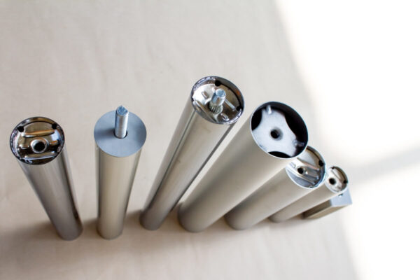 Stelaże metalowe do stołu widziane z góry.