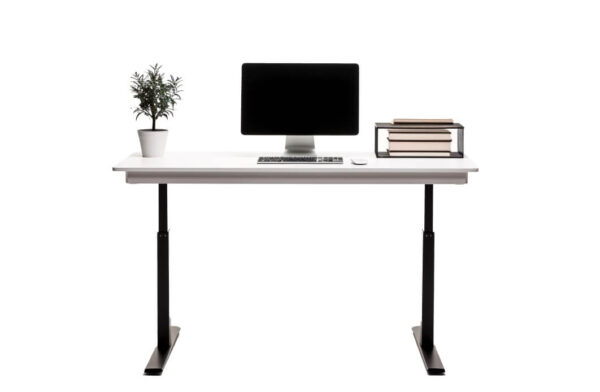 Biurko z komputerem i książkami stoi na stelazach regulowanych mechanicznie.