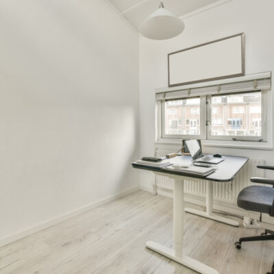 Nowoczesne biuro z biurkiem na stelaze regulowane mechanicznie.