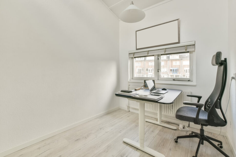 Nowoczesne biuro z biurkiem na stelaze regulowane mechanicznie.
