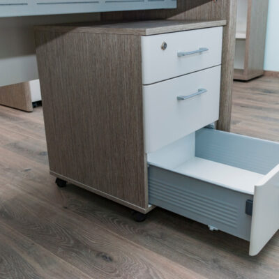 Szuflada biurowa na kółkach z otwartą dolną szufladą stalową.