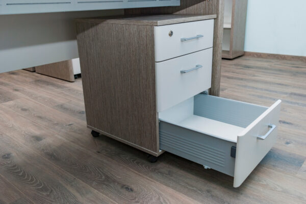 Szuflada biurowa na kółkach z otwartą dolną szufladą stalową.