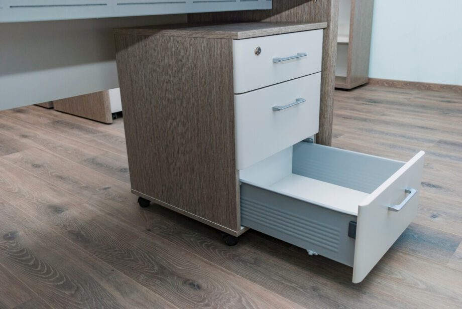 Szuflada biurowa na kółkach z otwartą dolną szufladą stalową.